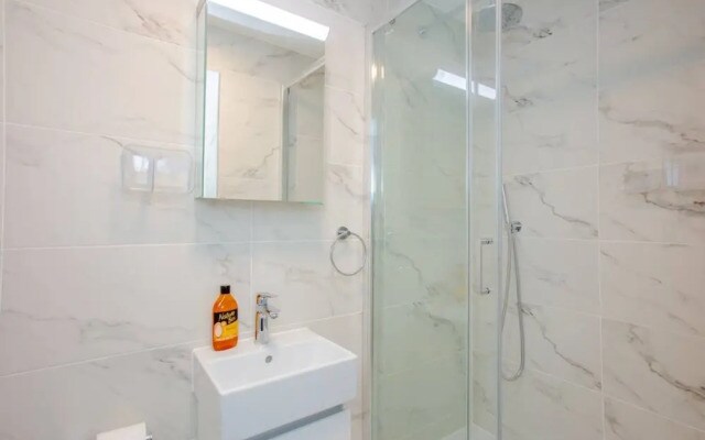 Bright 1 Bedroom Apartment in West London