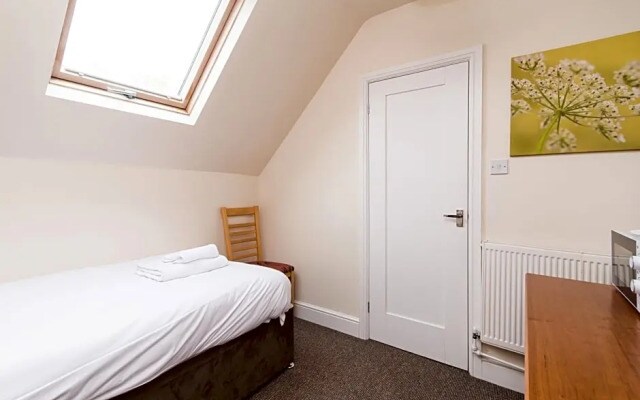 The Linden Leaf Rooms - Classy Studios