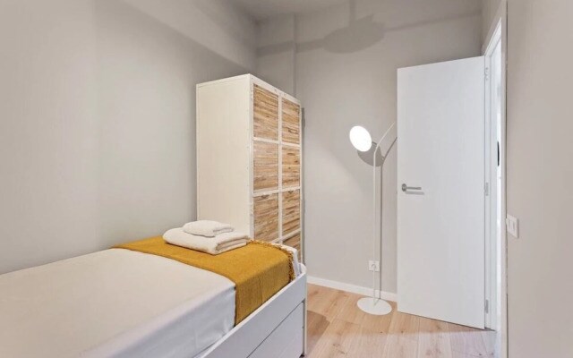 Designer 4 Bed Apt W Balcony Near Plaça Catalunya