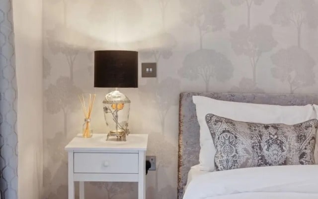 Contemporary 2bed&bath Apt W/patio in North London