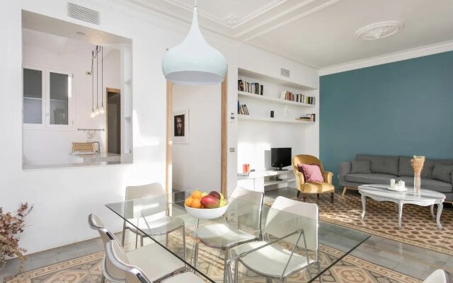 Spacious and luminous flat with balcony