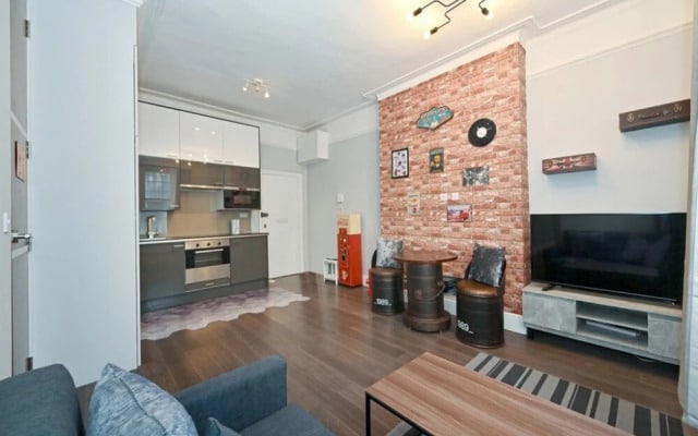 Beautiful flat Next to Victoria Station