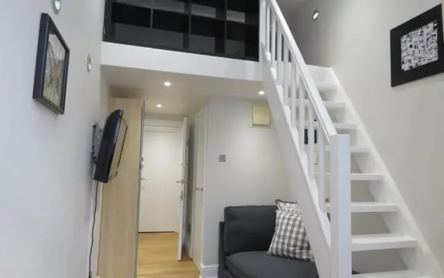22 43 Clanricarde Gardens Studio