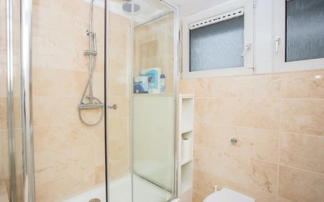 2 Bedroom Flat In Stepney Green