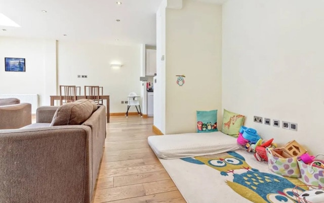Stylish and Bright 3 Bedroom Duplex in North London