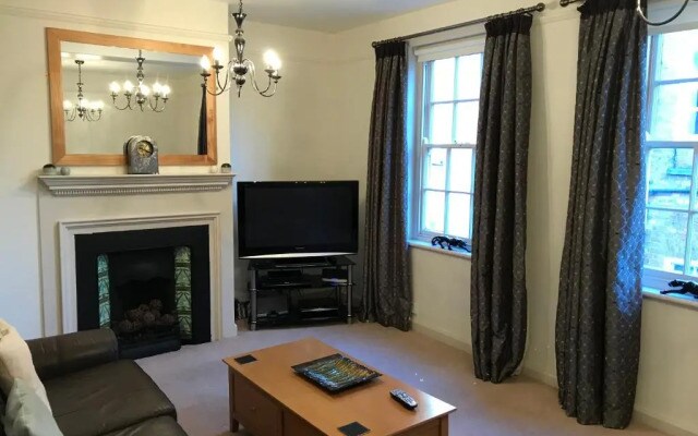 7 Precentor's Court