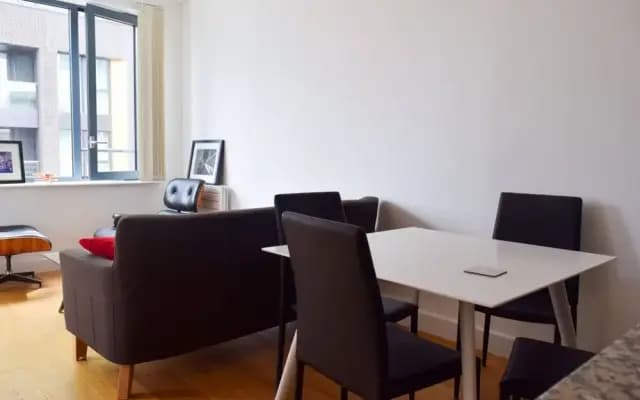 Modern Vauxhall Flat With Balcony