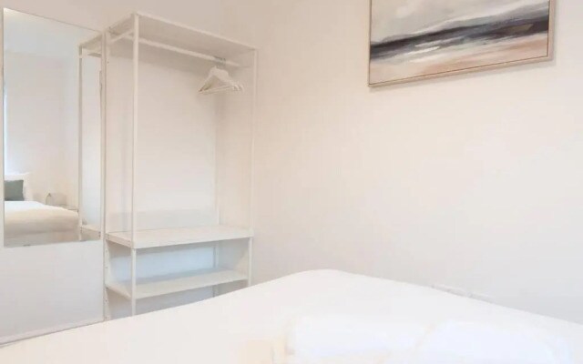 *NEW* Central Derby Apt, with Parking - Sleeps 6