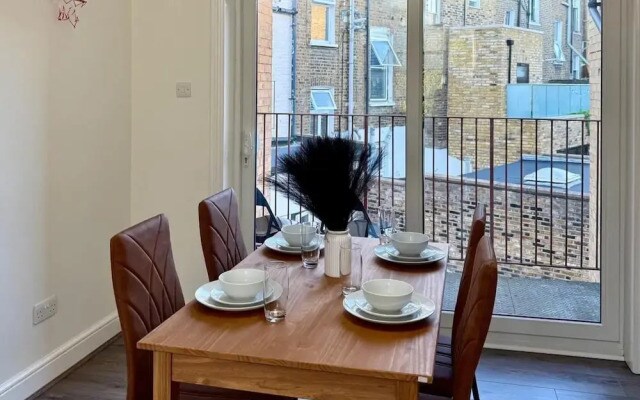 2bed Apartment-sleeps 4, Pets Ok & Balcony