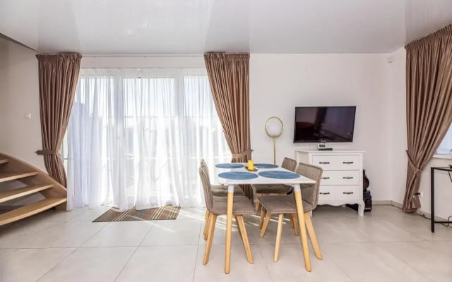 Bright 2bedroom home @terrace+parking, by Cohost