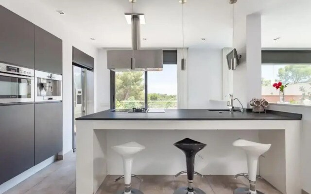 Moderna villa con piscina y amplio jardín