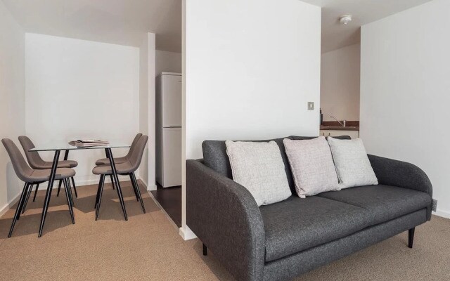 Bright, Stylish 2BR Apartment in Central Sheffield