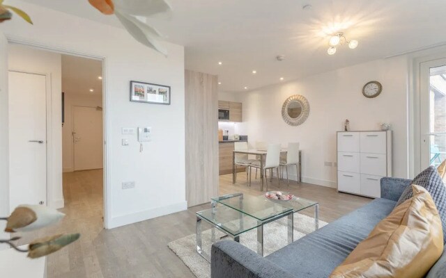 1 Bedroom Flat in Surrey Quays With Balcony