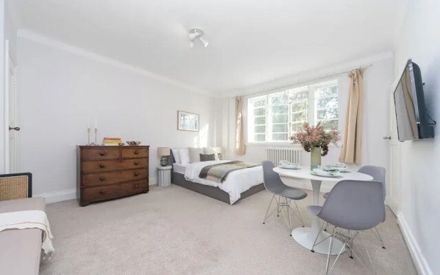 Beautifully Presented Centrally Located Studio apt