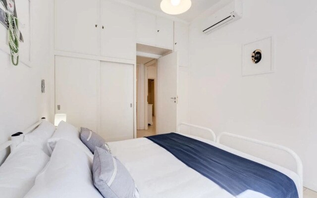 Lovely White Flat 15 Minutes From the City Center
