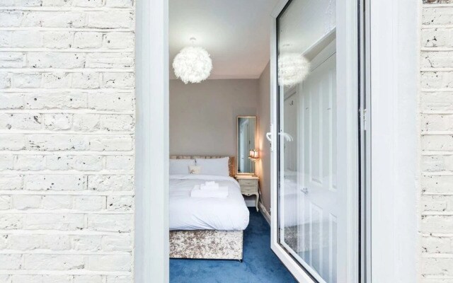 Modern 2 bed Flat, West Kensington, Sleeps 4