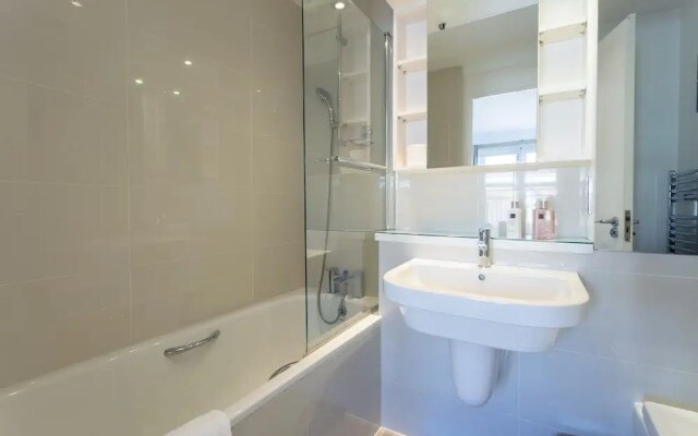 2 Bedroom House in Maida Vale With Balcony