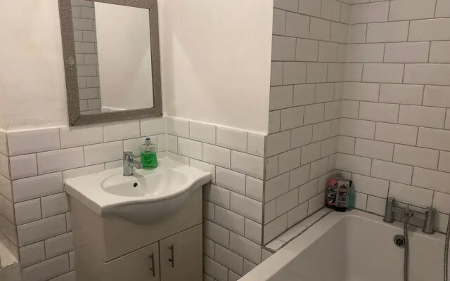 3 Bed Flat - Sleeps 6 - Parking - Wifi