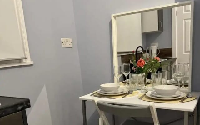 Studio - Sleeps 2 - Parking - Close to Paddington