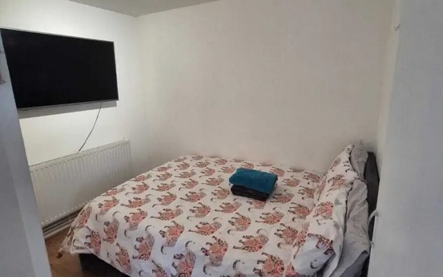 Enchanting Enfield Studio Free Parking