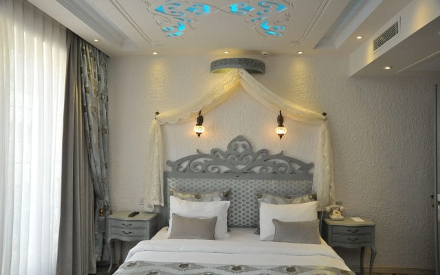 Ayna Hotel