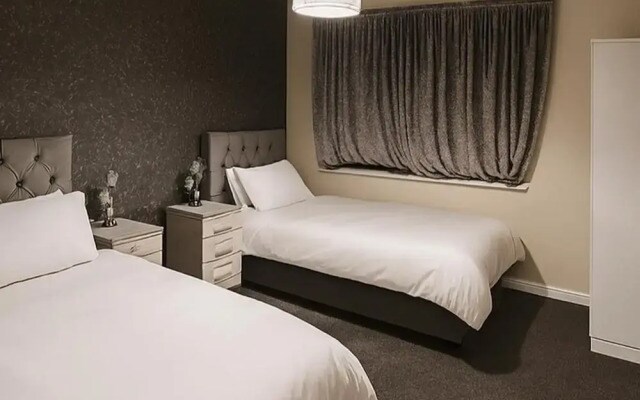 House-sleeps 5 Person -etihad Stadium 15 min Drive