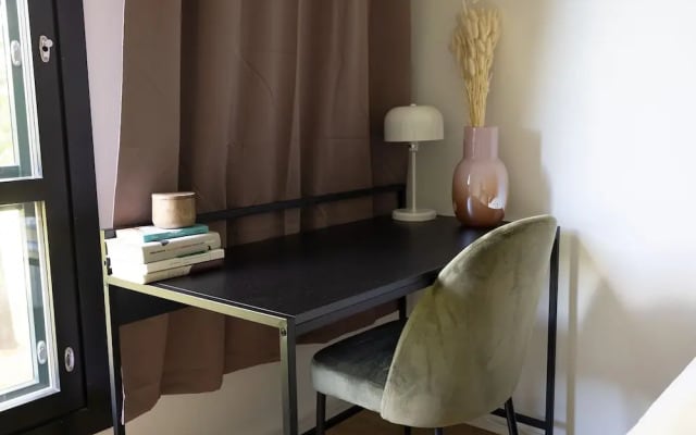 2ndhomes 2BR Center Apartment w Balcony