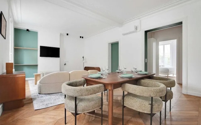 Elegant in Neuilly-sur-seine: A Charming Retreat