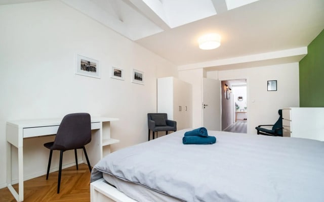 Central, Spacious, Modern 5 Bedrm duplex w/Balcony