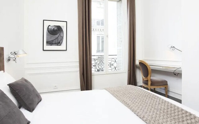 Luxury 3BDR Le Louvre I by Livinparis