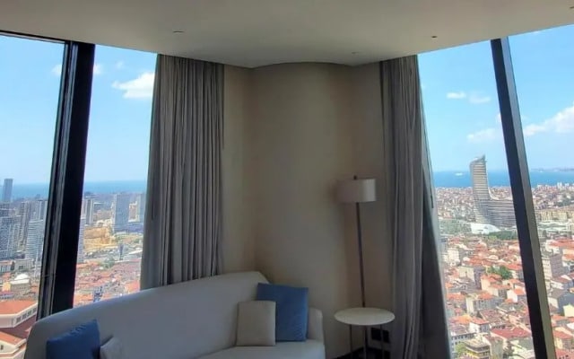 Serviced Luxurious 3+1 in Address Emaar Square