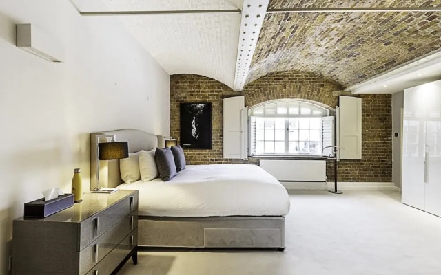 Charming Home in St Katharine Docks