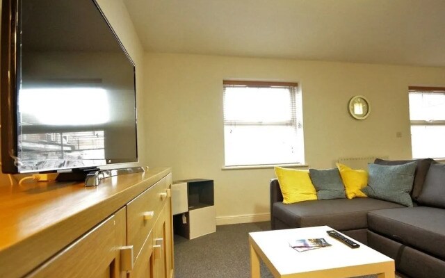 Kings Court Apartment