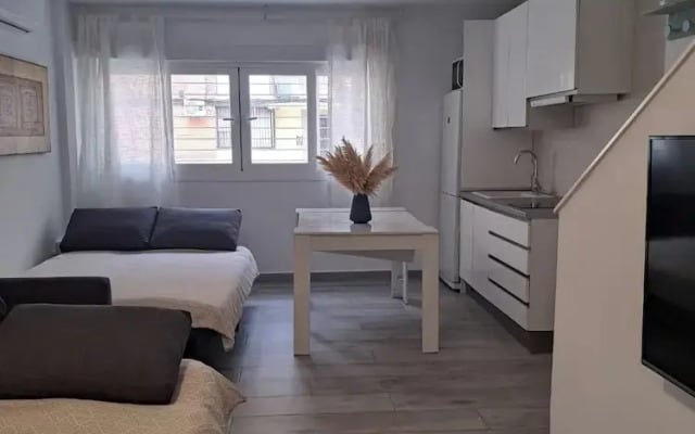 Cozy Apartment up to 6 Persons 3 min to Metro