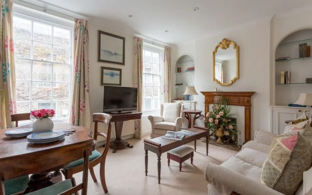 Traditional 2BR Flat in Marylebone