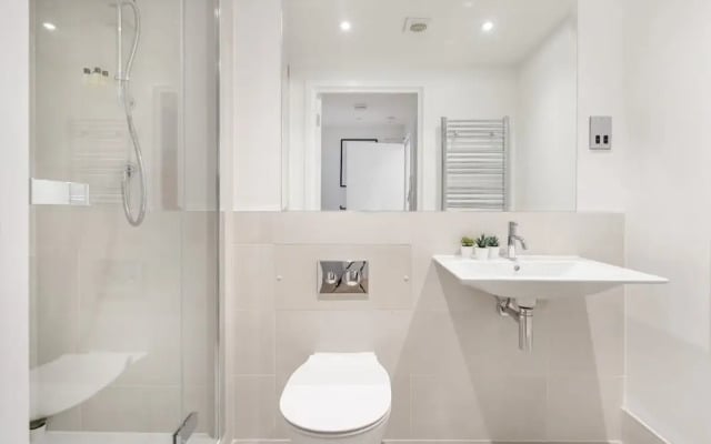 Modern 1BR with Balcony by Soho
