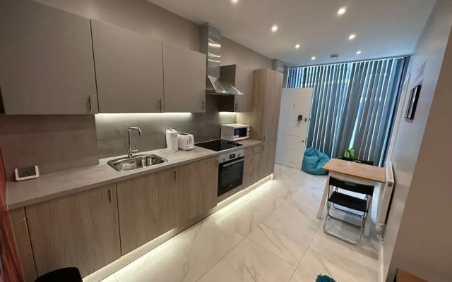 Themed Stunning 1-bed Apartment in London