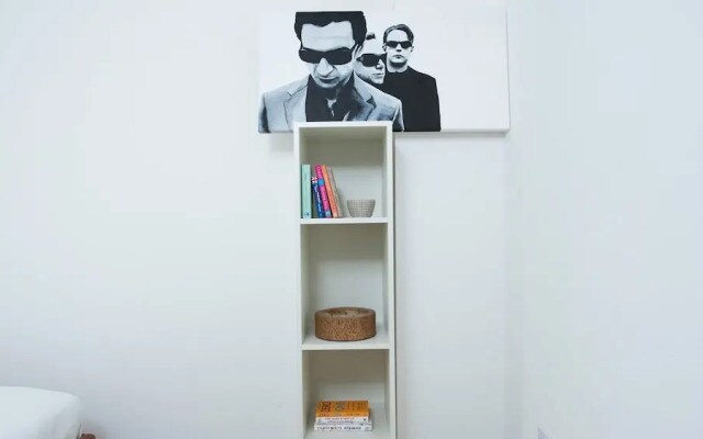 Bright Stylish 2BR across from Victoria Park