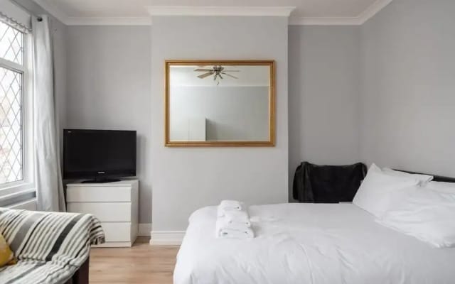 Fresh 2 Bedroom Flat by the River Thames
