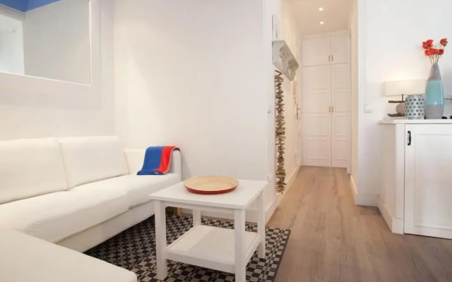 Bright 2 bedroom apt in 22@, close to the beach