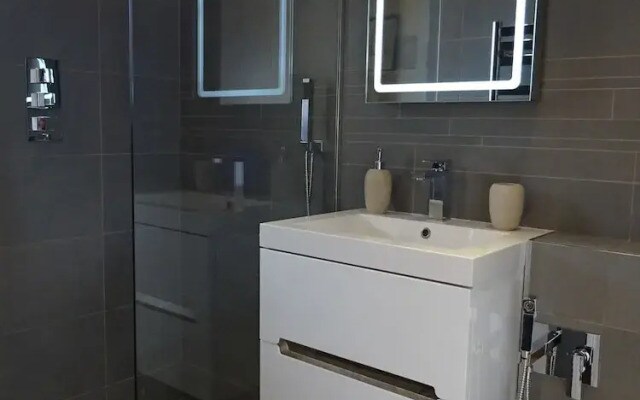 Modern Clapham Jct Apt with Parking