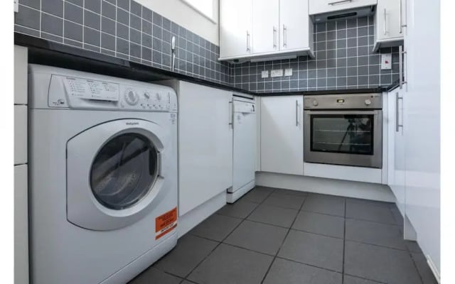 Magnific 3 Bedroom Apartment in Kew Gardens