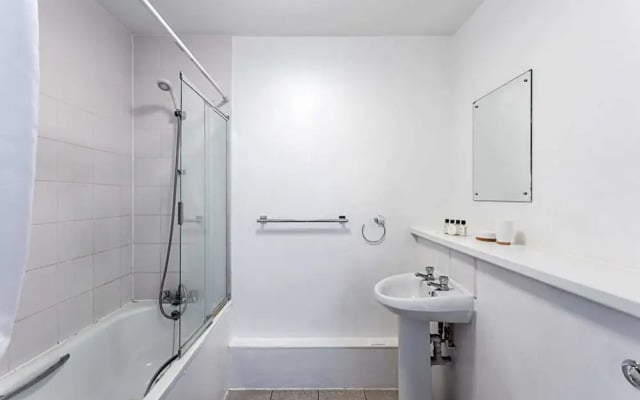 Modern 1 Bedroom Apartment in West London