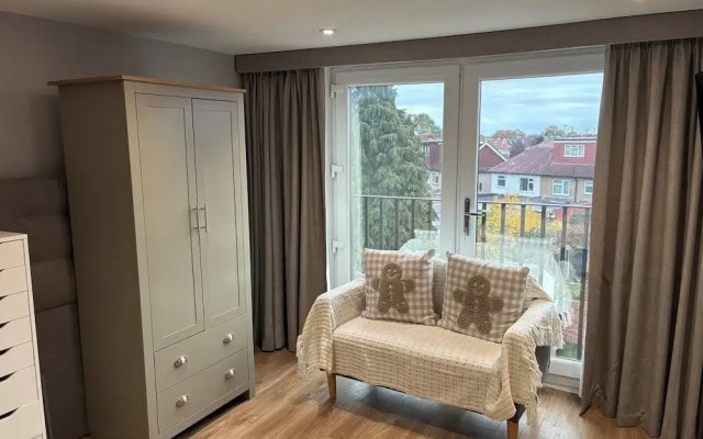 Spacious 4-bed House Close to LHR and London