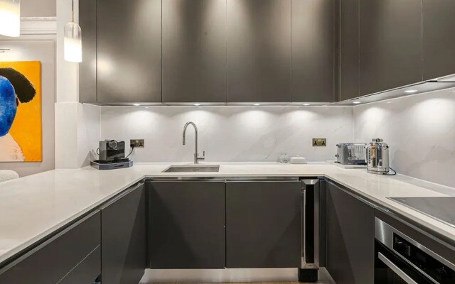 Ultra Luxury Holland Park Home - Central AC