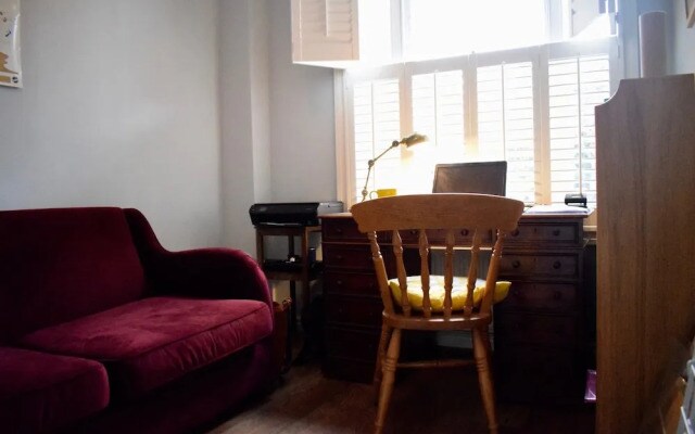 2 Bedroom House in Bow With Garden