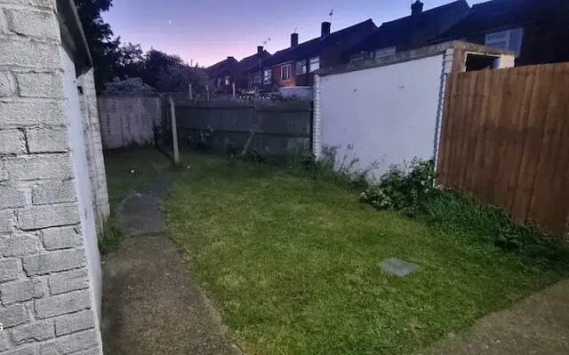 3 Bed House Sleeps 5 - Parking, Garden, Pets