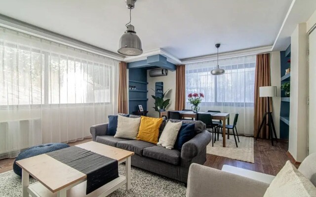 Charming Flat With Backyard Close to Zorlu Center