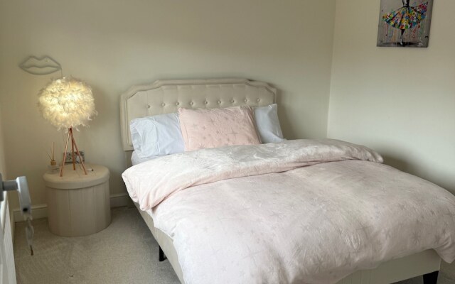 Halewood Haven - 4 Bedroom House