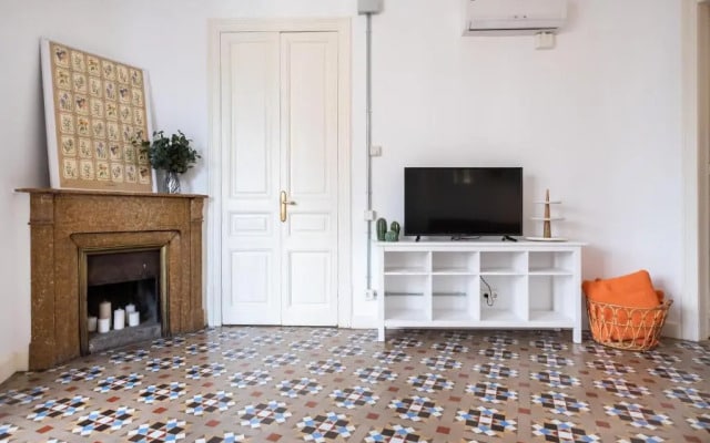 Sunny and Modernist apartment for groups in center